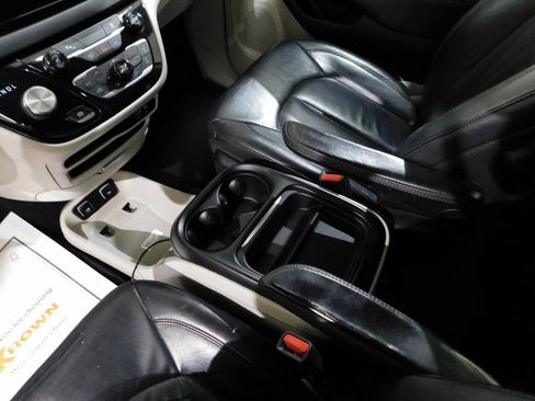 Used 2017 Chrysler Pacifica Touring-L image 74