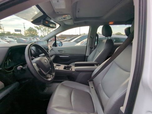 Used 2022 Toyota Sienna XLE AWD/4WD image 6