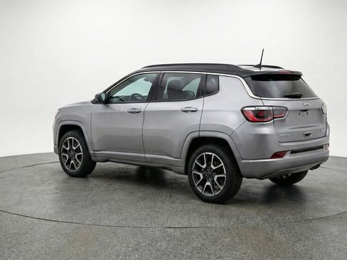 Used 2025 Jeep Compass Trailhawk image 6