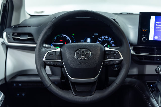 Used 2026 Toyota Sienna XLE FWD image 13