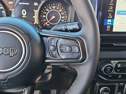 Used 2025 Jeep Gladiator Sport image 18