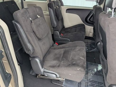 Used 2014 Dodge Grand Caravan SXT image 25