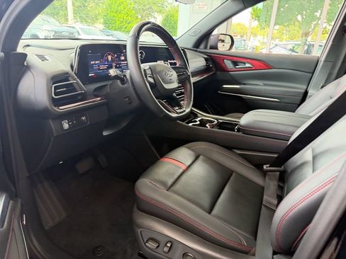 Used 2024 Chevrolet Traverse RS FWD image 9