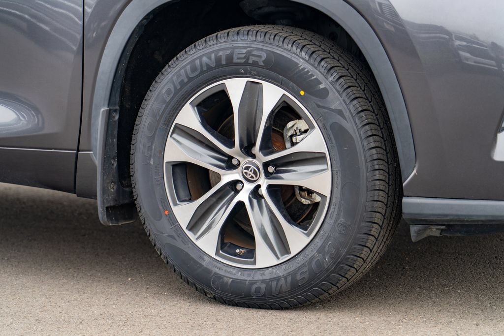 Used 2022 Toyota Highlander XLE AWD/4WD image 7
