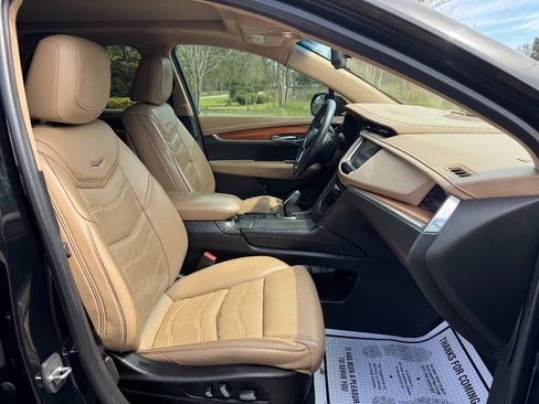 Used 2017 Cadillac XT5 Platinum AWD/4WD image 18