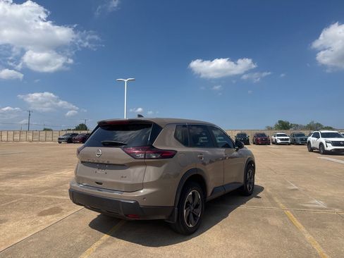 Used 2024 Nissan Rogue SV FWD image 21