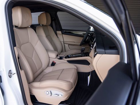 Certified 2025 Porsche Macan Base image 32