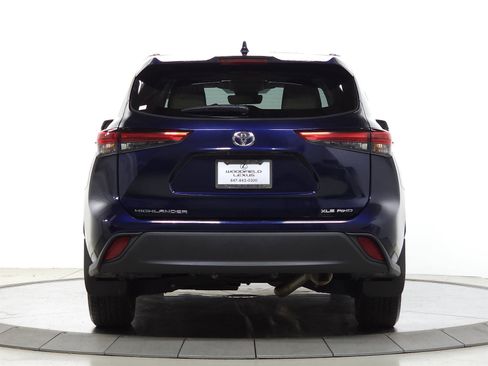 Used 2021 Toyota Highlander XLE AWD/4WD image 6