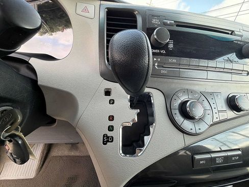 Used 2012 Toyota Sienna LE FWD image 25