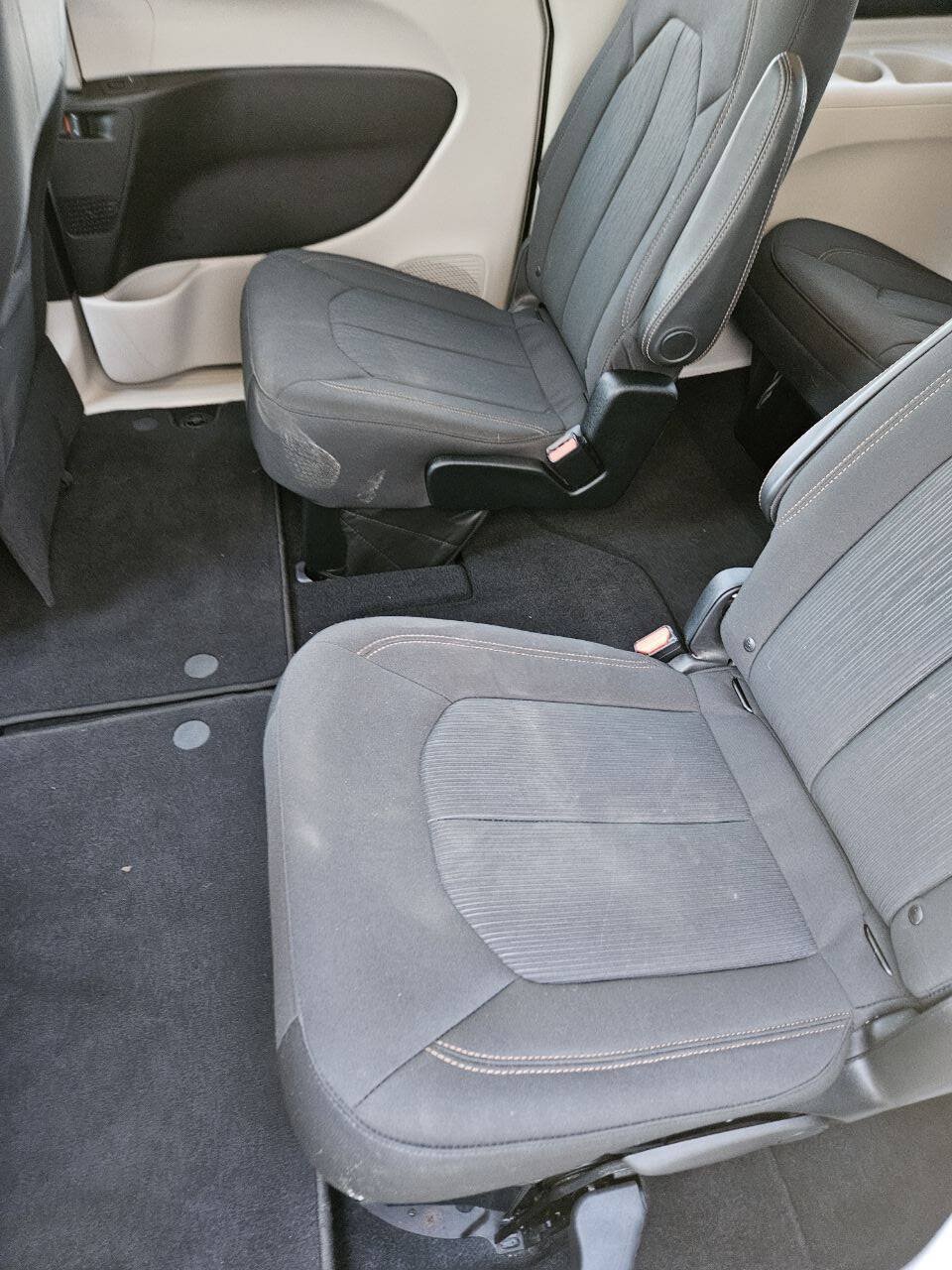 Used 2017 Chrysler Pacifica Touring FWD image 10