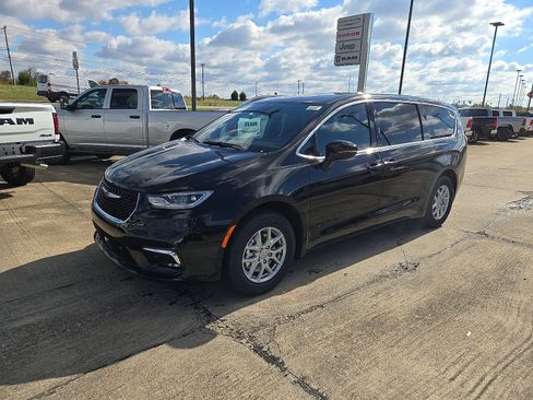 New 2026 Chrysler Pacifica Select image 1