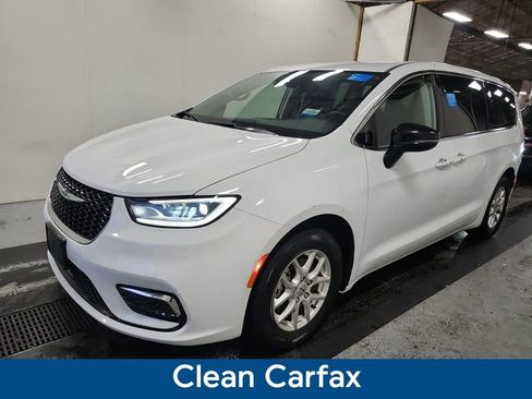 Used 2024 Chrysler Pacifica Touring-L image 2