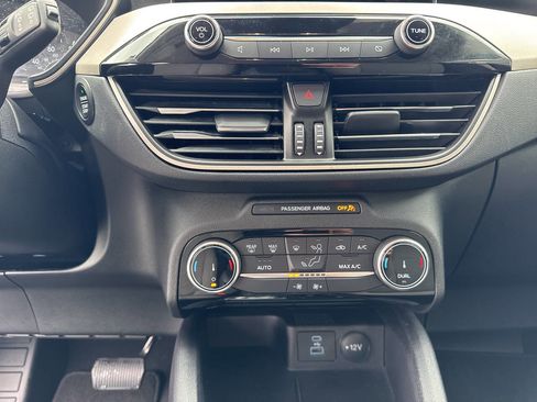 Used 2022 Ford Escape SE w/ SE Sport Appearance Package image 18