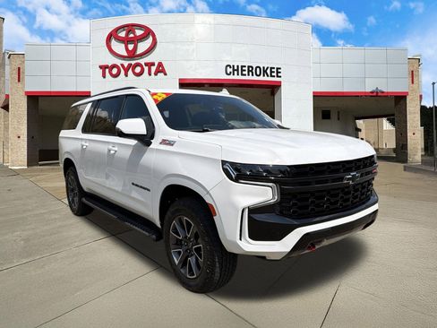 Used 2023 Chevrolet Suburban Z71 w/ Luxury Package AWD/4WD image 3
