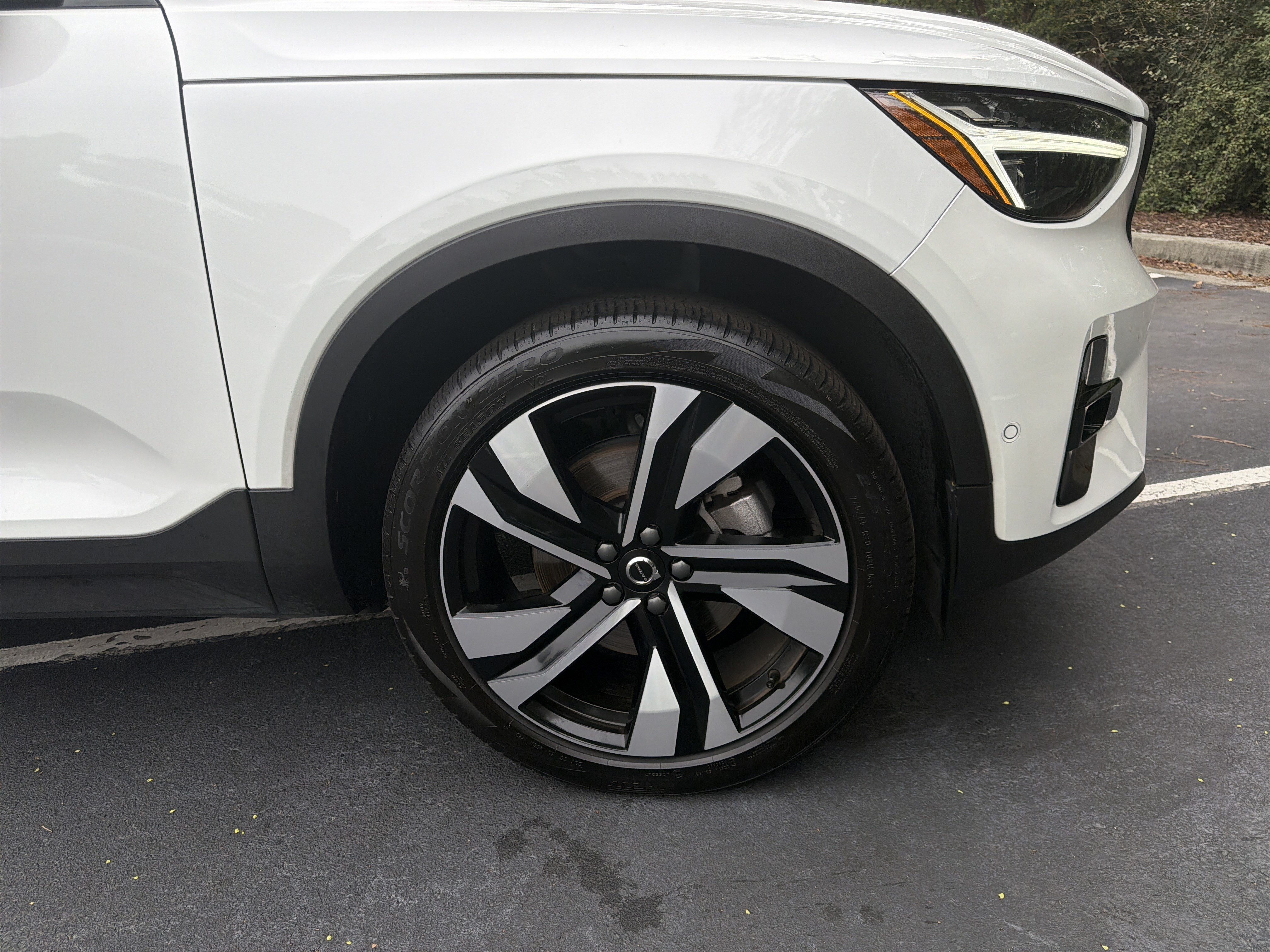Certified 2024 Volvo XC40 B5 Plus AWD/4WD image 13