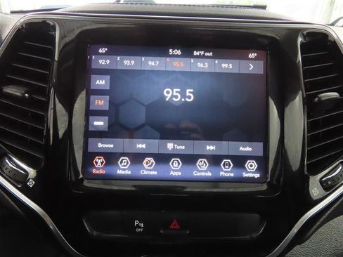 Used 2020 Jeep Cherokee Limited image 24