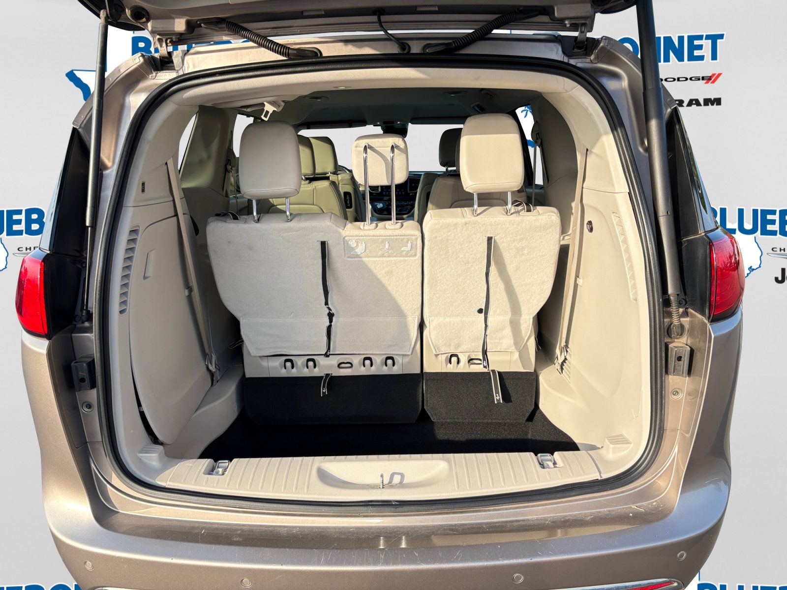 Used 2017 Chrysler Pacifica Touring-L Plus w/ Advanced Safetytec Group FWD image 22