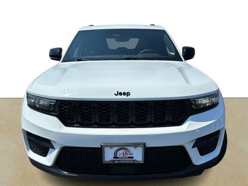 Used 2023 Jeep Grand Cherokee Altitude AWD/4WD image 9