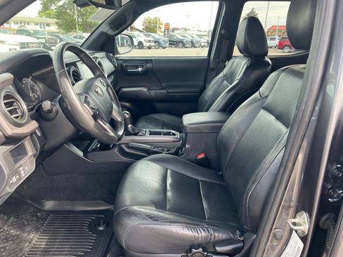 Used 2019 Toyota Tacoma TRD Off-Road AWD/4WD image 11