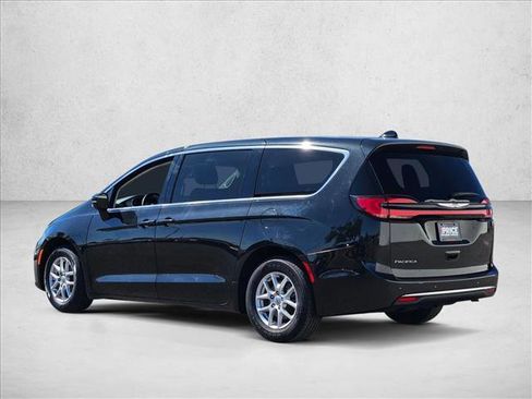 Used 2023 Chrysler Pacifica Touring-L FWD image 8