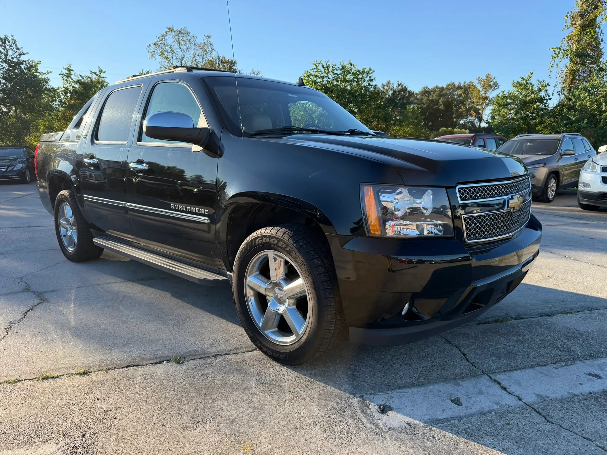 Used 2013 Chevrolet Avalanche LTZ RWD image 7