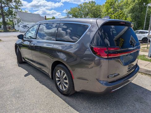 Used 2022 Chrysler Pacifica Touring-L w/ Uconnect Theater Family Group FWD image 4