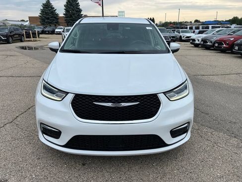 Used 2023 Chrysler Pacifica Touring-L FWD image 2