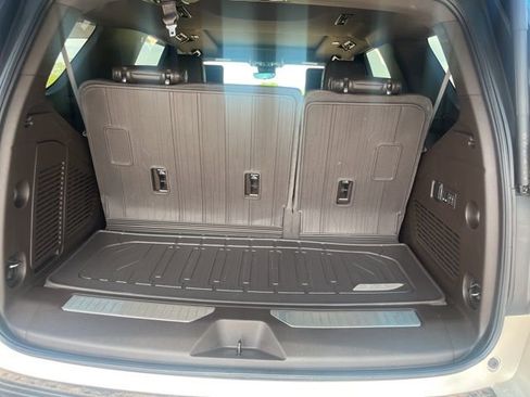 Used 2024 GMC Yukon Denali w/ Advanced Technology Package image 8