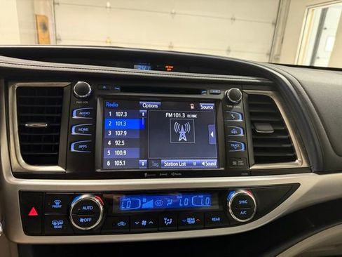 Used 2019 Toyota Highlander SE image 18