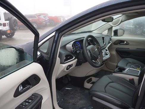 Certified 2024 Chrysler Pacifica Touring-L image 15