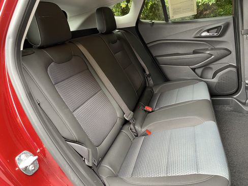 Used 2025 Chevrolet Trax LT w/ Driver Confidence Package FWD image 34