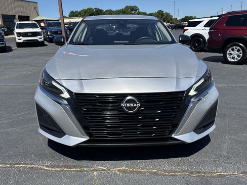 Used 2024 Nissan Altima 2.5 SV FWD image 3