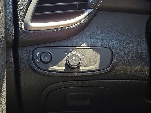 Used 2021 Chevrolet Trax LT w/ LT Convenience Package image 23