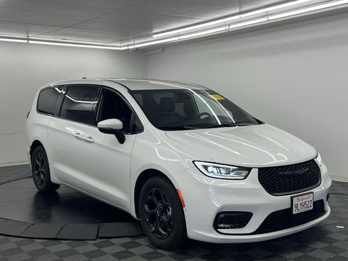 Used 2023 Chrysler Pacifica Touring-L w/ S Appearance Package image 2