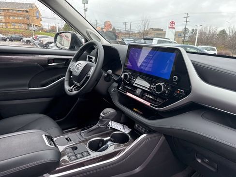 New 2026 Toyota Highlander Platinum image 5