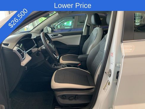 Used 2025 Volkswagen Taos SE AWD/4WD image 3