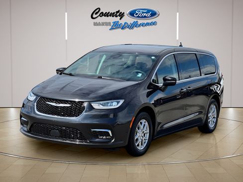 Used 2023 Chrysler Pacifica Touring-L FWD image 2