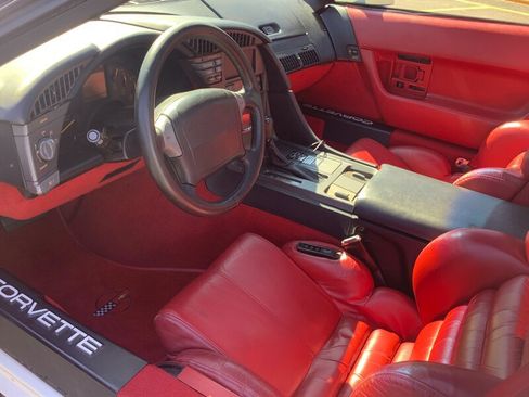 Used 1991 Chevrolet Corvette Coupe RWD image 12