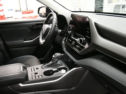 Certified 2024 Toyota Highlander LE image 30