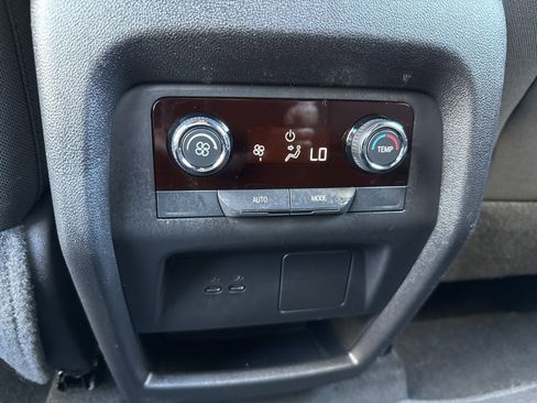 Used 2025 Chevrolet Traverse LT image 20