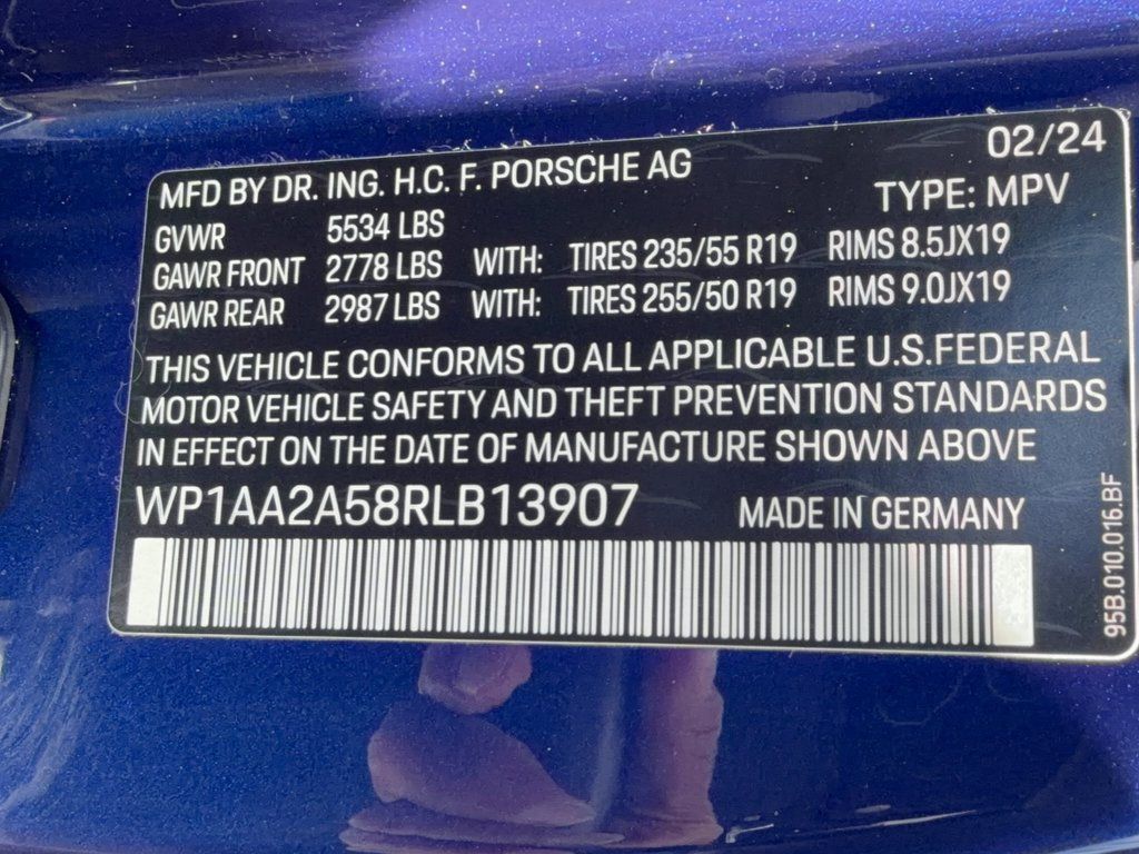 Certified 2024 Porsche Macan AWD/4WD image 32
