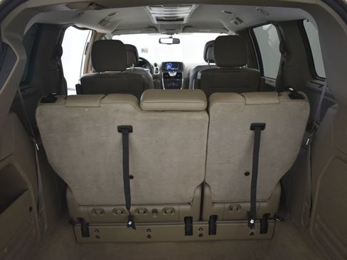 Used 2015 Chrysler Town & Country Touring w/ Driver Convenience Group image 20