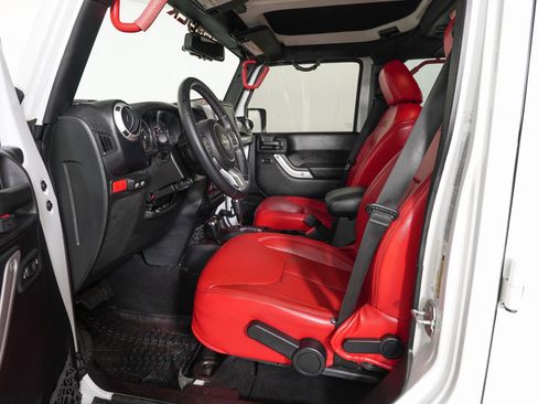 Used 2015 Jeep Wrangler Unlimited Rubicon image 9