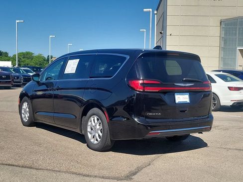 Used 2023 Chrysler Pacifica Touring-L FWD image 3
