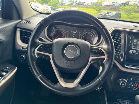 Used 2018 Jeep Cherokee Latitude w/ Altitude Package AWD/4WD image 12
