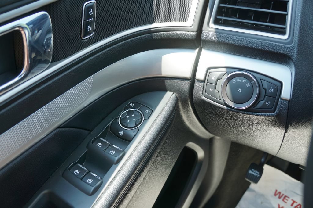 Used 2017 Ford Explorer XLT AWD/4WD image 8