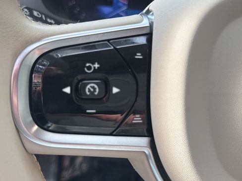 Certified 2024 Volvo XC60 B5 Core AWD/4WD image 7