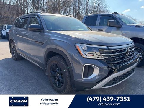 Used 2025 Volkswagen Atlas Peak Edition SE image 1