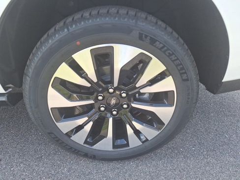 New 2025 Ford Expedition Platinum w/ Driver's Package image 23