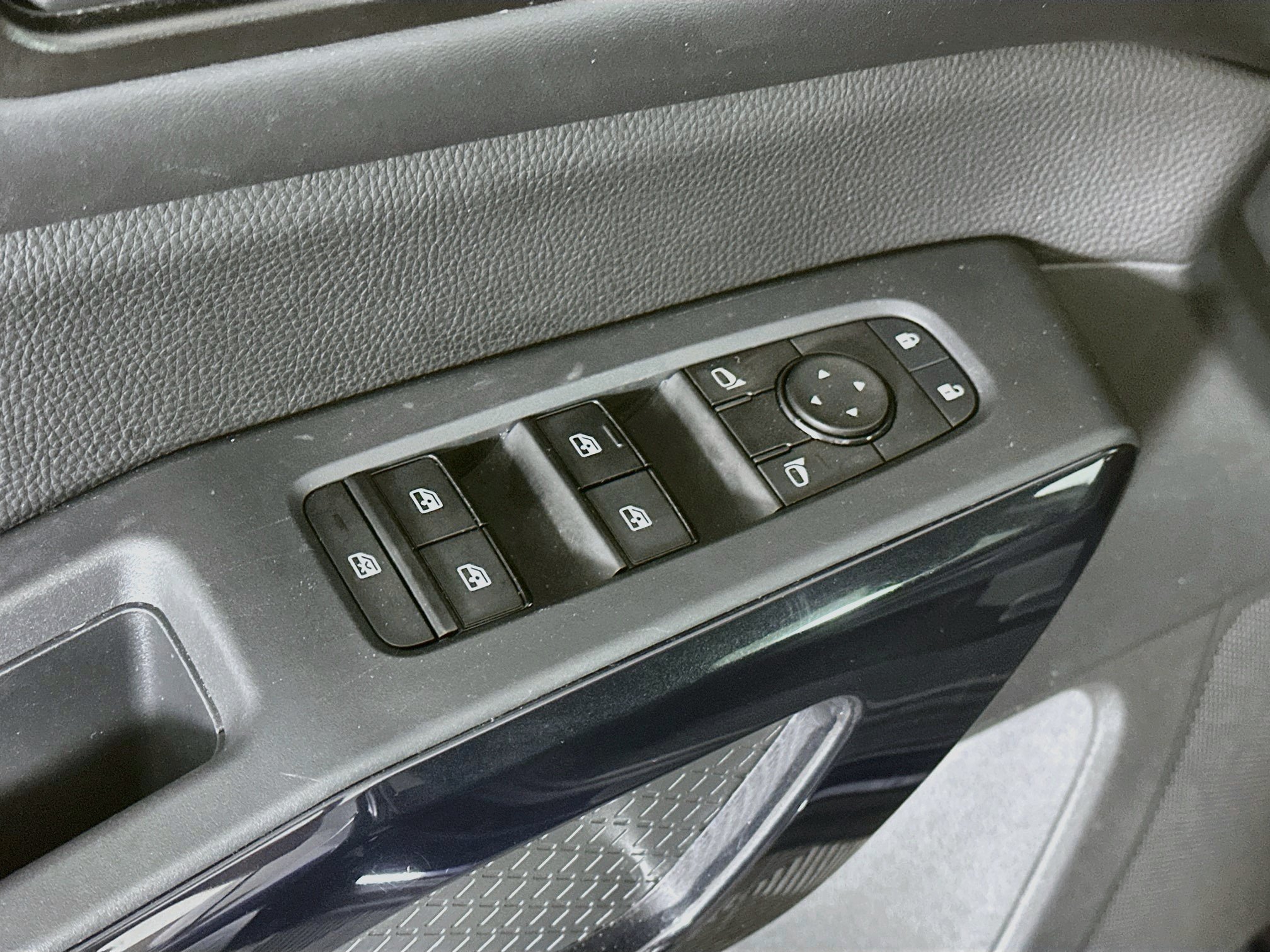 Used 2025 Nissan Pathfinder SV FWD image 15